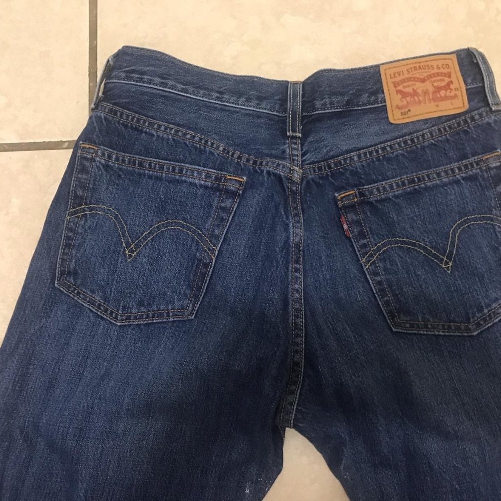 Levi's 501 Medium dark wash 26x30 - Picture 3 of 6